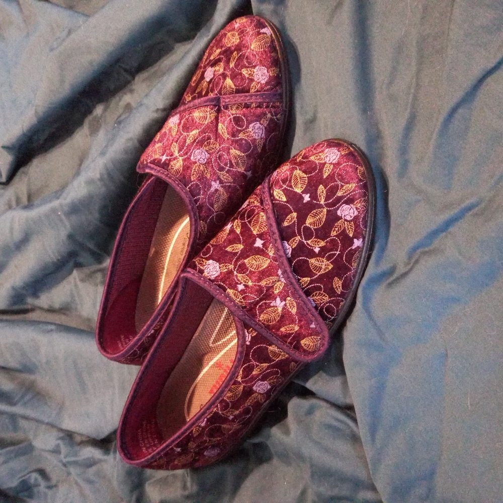 Foot Thrills supportive adaptive slippers
